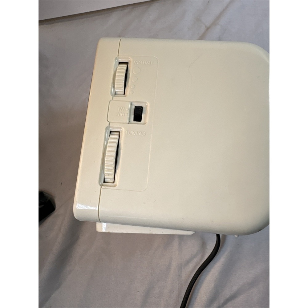 VTG Sony Dream Machine ICF-C120 AM/FM Clock Radio - Tested & Working -White Cube - Picture 7 of 9